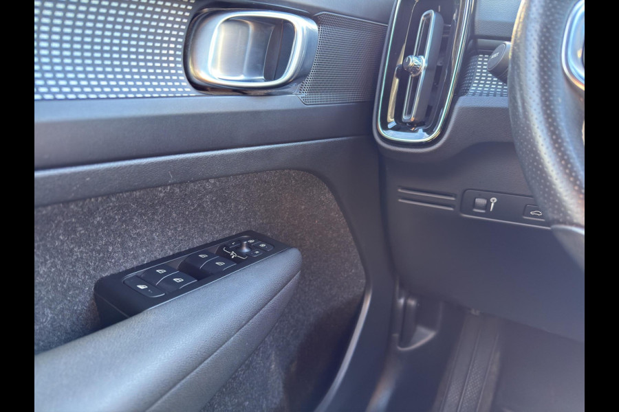 Volvo XC40 1.5 T3 R-Design | Camera | Stoel/Stuurverwarming | Led | Cruise Adaptief | Digital Dashboard |