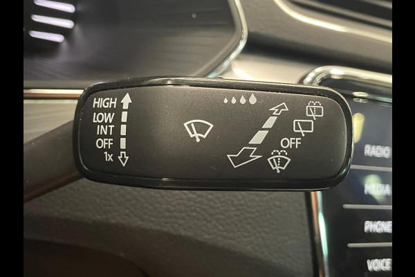 Škoda Superb Combi 1.4 TSI iV Business Edition PHEV Automaat Navigatie Stoelverwarming Voor en Achter Draadloze Telefoonlader Stuurverwarming Cruise Control Elektrisch Verstelbare Stoelen Apple CarPlay
