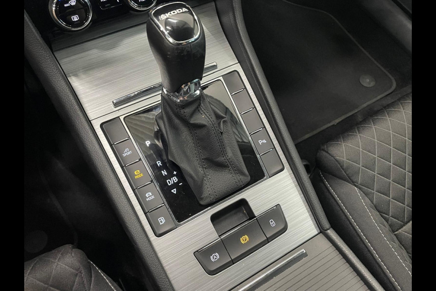 Škoda Superb Combi 1.4 TSI iV Business Edition PHEV Automaat Navigatie Stoelverwarming Voor en Achter Draadloze Telefoonlader Stuurverwarming Cruise Control Elektrisch Verstelbare Stoelen Apple CarPlay