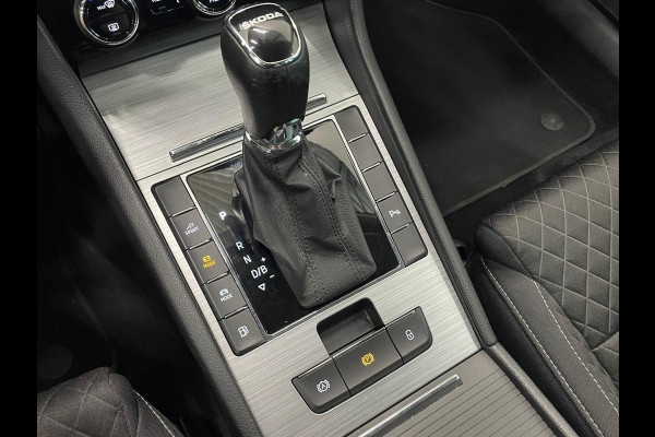 Škoda Superb Combi 1.4 TSI iV Business Edition PHEV Automaat Navigatie Stoelverwarming Voor en Achter Draadloze Telefoonlader Stuurverwarming Cruise Control Elektrisch Verstelbare Stoelen Apple CarPlay