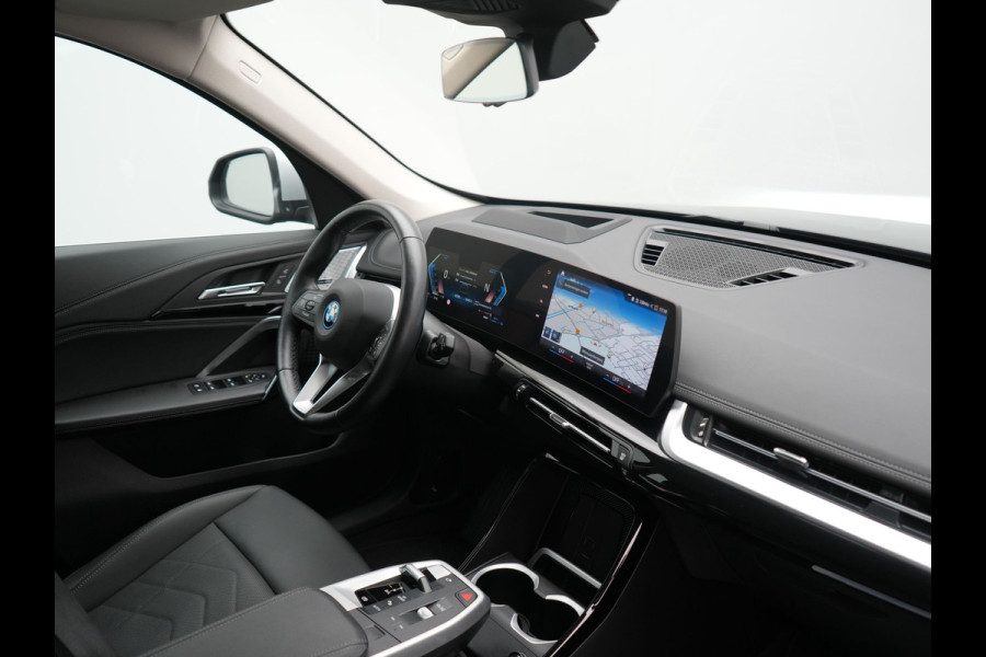 BMW X1 xDrive25e PHEV 245pk Dealer O.H | Trekhaak Af Fabriek | Adaptive Cruise | 360 Camera | Head Up | Harman / Kardon | Sportstoelen Memory & Massage | Stoelen & Stuur Verwarmd | Apple Carplay | DAB | Navigatie | Virtual | 19"L.M | Plug In Hybrid |