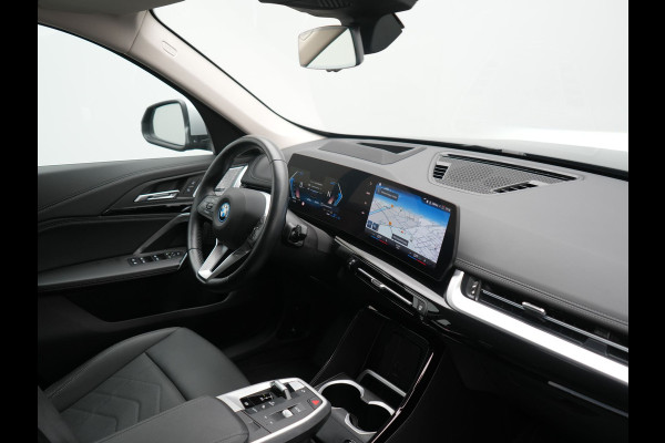 BMW X1 xDrive25e PHEV 245pk Dealer O.H | Trekhaak Af Fabriek | Adaptive Cruise | 360 Camera | Head Up | Harman / Kardon | Sportstoelen Memory & Massage | Stoelen & Stuur Verwarmd | Apple Carplay | DAB | Navigatie | Virtual | 19"L.M | Plug In Hybrid |