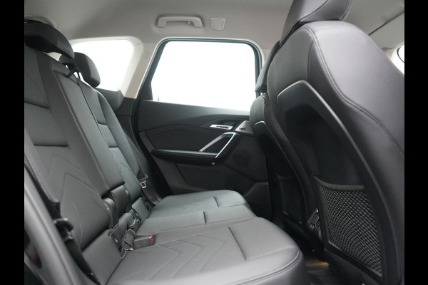 BMW X1 xDrive25e PHEV 245pk Dealer O.H | Trekhaak Af Fabriek | Adaptive Cruise | 360 Camera | Head Up | Harman / Kardon | Sportstoelen Memory & Massage | Stoelen & Stuur Verwarmd | Apple Carplay | DAB | Navigatie | Virtual | 19"L.M | Plug In Hybrid |