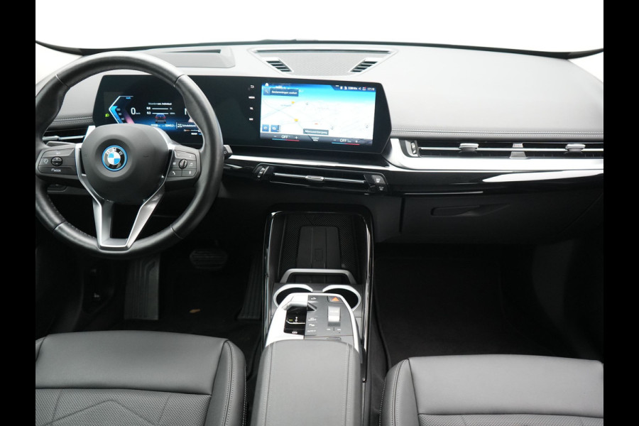 BMW X1 xDrive25e PHEV 245pk Dealer O.H | Trekhaak Af Fabriek | Adaptive Cruise | 360 Camera | Head Up | Harman / Kardon | Sportstoelen Memory & Massage | Stoelen & Stuur Verwarmd | Apple Carplay | DAB | Navigatie | Virtual | 19"L.M | Plug In Hybrid |