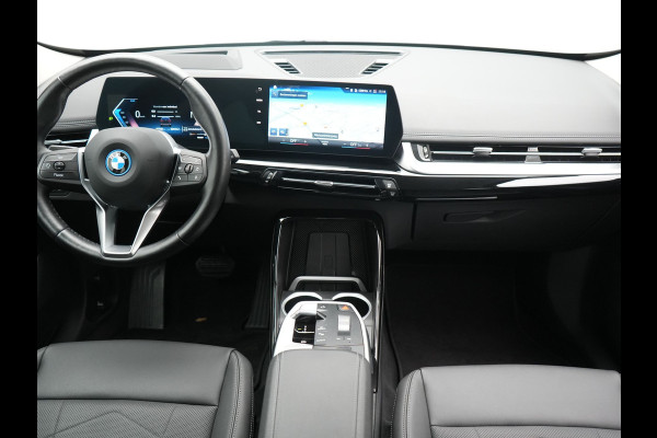 BMW X1 xDrive25e PHEV 245pk Dealer O.H | Trekhaak Af Fabriek | Adaptive Cruise | 360 Camera | Head Up | Harman / Kardon | Sportstoelen Memory & Massage | Stoelen & Stuur Verwarmd | Apple Carplay | DAB | Navigatie | Virtual | 19"L.M | Plug In Hybrid |