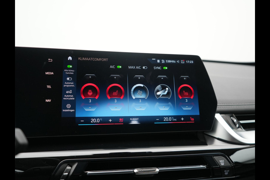 BMW X1 xDrive25e PHEV 245pk Dealer O.H | Trekhaak Af Fabriek | Adaptive Cruise | 360 Camera | Head Up | Harman / Kardon | Sportstoelen Memory & Massage | Stoelen & Stuur Verwarmd | Apple Carplay | DAB | Navigatie | Virtual | 19"L.M | Plug In Hybrid |