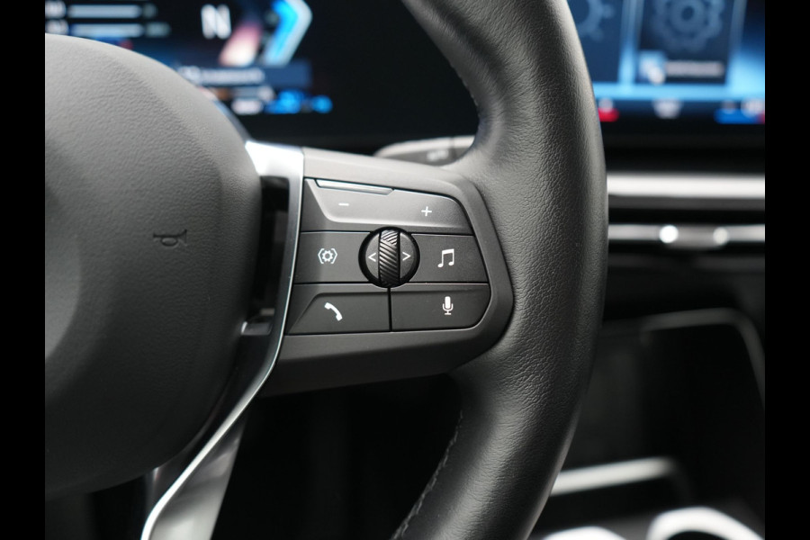 BMW X1 xDrive25e PHEV 245pk Dealer O.H | Trekhaak Af Fabriek | Adaptive Cruise | 360 Camera | Head Up | Harman / Kardon | Sportstoelen Memory & Massage | Stoelen & Stuur Verwarmd | Apple Carplay | DAB | Navigatie | Virtual | 19"L.M | Plug In Hybrid |