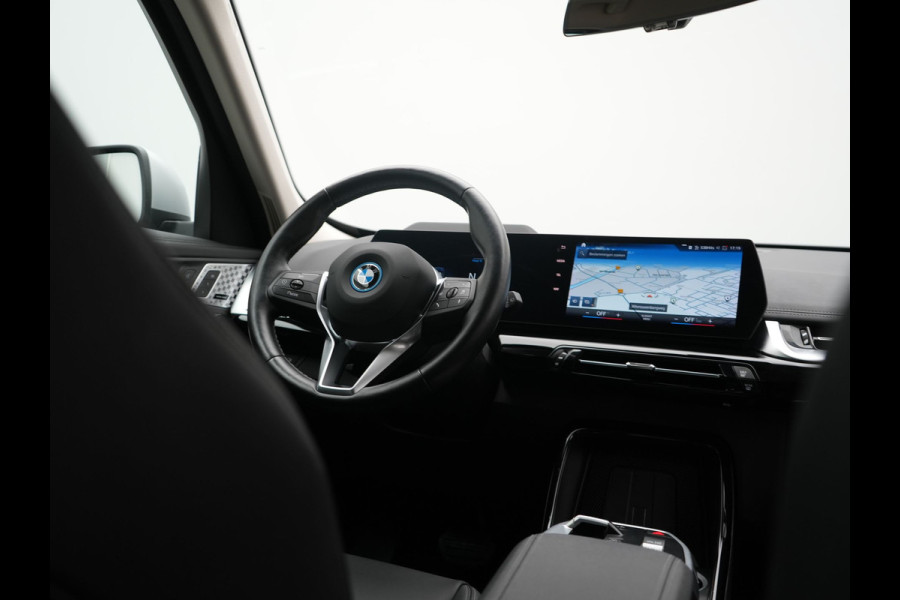 BMW X1 xDrive25e PHEV 245pk Dealer O.H | Trekhaak Af Fabriek | Adaptive Cruise | 360 Camera | Head Up | Harman / Kardon | Sportstoelen Memory & Massage | Stoelen & Stuur Verwarmd | Apple Carplay | DAB | Navigatie | Virtual | 19"L.M | Plug In Hybrid |