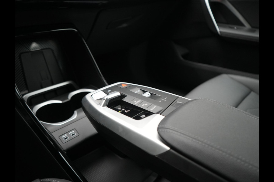BMW X1 xDrive25e PHEV 245pk Dealer O.H | Trekhaak Af Fabriek | Adaptive Cruise | 360 Camera | Head Up | Harman / Kardon | Sportstoelen Memory & Massage | Stoelen & Stuur Verwarmd | Apple Carplay | DAB | Navigatie | Virtual | 19"L.M | Plug In Hybrid |
