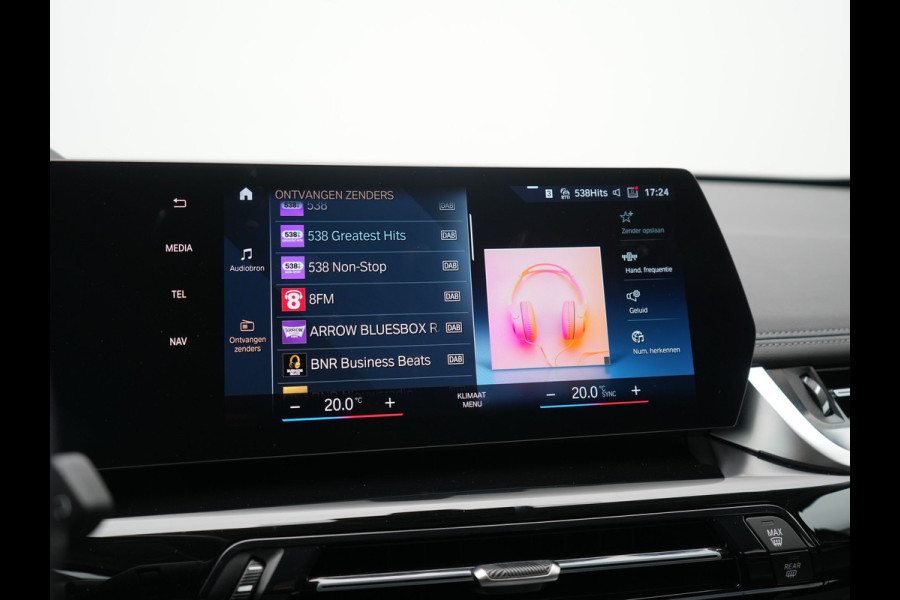 BMW X1 xDrive25e PHEV 245pk Dealer O.H | Trekhaak Af Fabriek | Adaptive Cruise | 360 Camera | Head Up | Harman / Kardon | Sportstoelen Memory & Massage | Stoelen & Stuur Verwarmd | Apple Carplay | DAB | Navigatie | Virtual | 19"L.M | Plug In Hybrid |