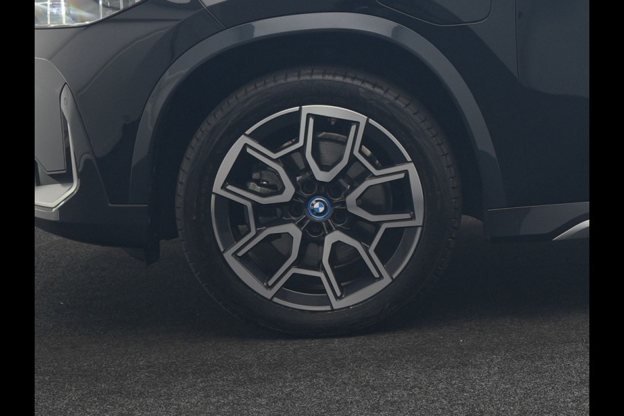 BMW X1 xDrive25e PHEV 245pk Dealer O.H | Trekhaak Af Fabriek | Adaptive Cruise | 360 Camera | Head Up | Harman / Kardon | Sportstoelen Memory & Massage | Stoelen & Stuur Verwarmd | Apple Carplay | DAB | Navigatie | Virtual | 19"L.M | Plug In Hybrid |
