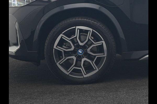 BMW X1 xDrive25e PHEV 245pk Dealer O.H | Trekhaak Af Fabriek | Adaptive Cruise | 360 Camera | Head Up | Harman / Kardon | Sportstoelen Memory & Massage | Stoelen & Stuur Verwarmd | Apple Carplay | DAB | Navigatie | Virtual | 19"L.M | Plug In Hybrid |