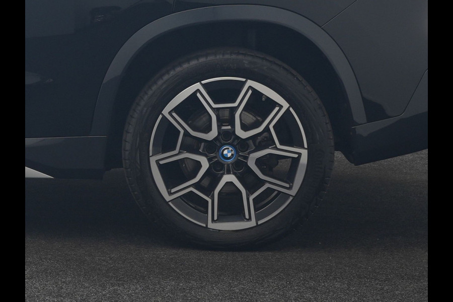 BMW X1 xDrive25e PHEV 245pk Dealer O.H | Trekhaak Af Fabriek | Adaptive Cruise | 360 Camera | Head Up | Harman / Kardon | Sportstoelen Memory & Massage | Stoelen & Stuur Verwarmd | Apple Carplay | DAB | Navigatie | Virtual | 19"L.M | Plug In Hybrid |