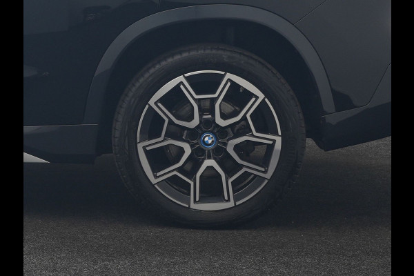 BMW X1 xDrive25e PHEV 245pk Dealer O.H | Trekhaak Af Fabriek | Adaptive Cruise | 360 Camera | Head Up | Harman / Kardon | Sportstoelen Memory & Massage | Stoelen & Stuur Verwarmd | Apple Carplay | DAB | Navigatie | Virtual | 19"L.M | Plug In Hybrid |