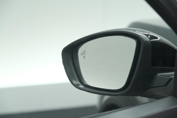 Peugeot 2008 1.2 Hybrid 145 GT | 360 Camera | Adaptieve Cruise control | Dodehoekdetectie | Navigatie