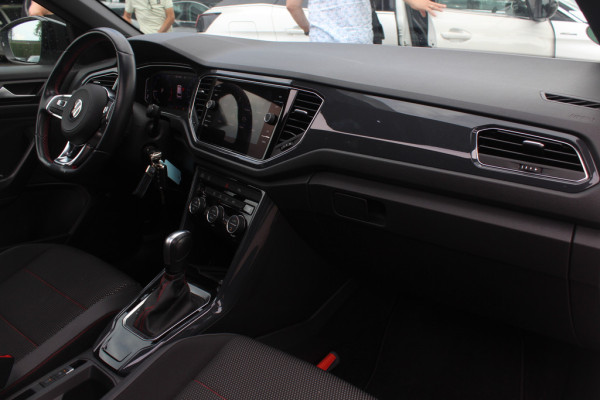 Volkswagen T-Roc 1.5 TSI Sport Business R / Camera / CarPlay / Virtual Cockpit / Sportstoelen / 18'' / LED / DAB / ACC