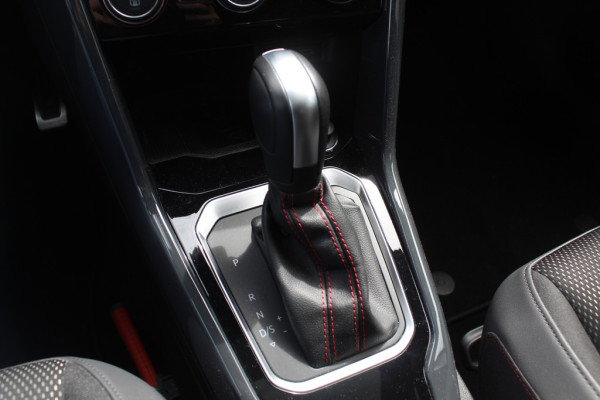 Volkswagen T-Roc 1.5 TSI Sport Business R / Camera / CarPlay / Virtual Cockpit / Sportstoelen / 18'' / LED / DAB / ACC