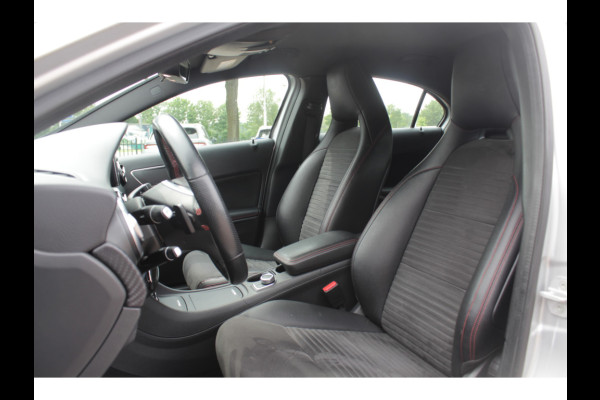 Mercedes-Benz A-Klasse 180 Sport Edition AMG / Camera / Navigatie / Leder&Alcantara / 18'' / Stoelverwarming / Cruise Control
