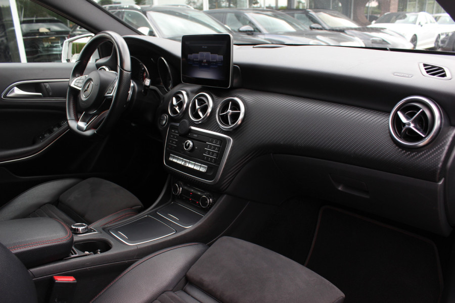 Mercedes-Benz A-Klasse 180 Sport Edition AMG / Camera / Navigatie / Leder&Alcantara / 18'' / Stoelverwarming / Cruise Control