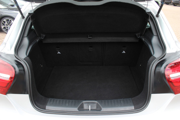 Mercedes-Benz A-Klasse 180 Sport Edition AMG / Camera / Navigatie / Leder&Alcantara / 18'' / Stoelverwarming / Cruise Control
