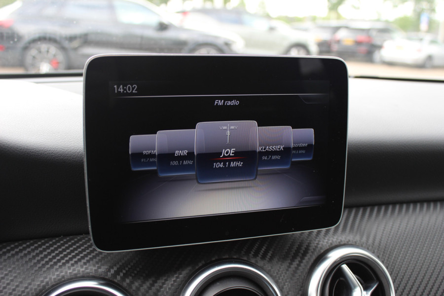 Mercedes-Benz A-Klasse 180 Sport Edition AMG / Camera / Navigatie / Leder&Alcantara / 18'' / Stoelverwarming / Cruise Control