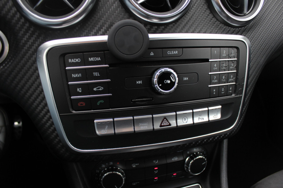 Mercedes-Benz A-Klasse 180 Sport Edition AMG / Camera / Navigatie / Leder&Alcantara / 18'' / Stoelverwarming / Cruise Control