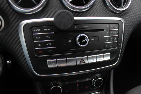 Mercedes-Benz A-Klasse 180 Sport Edition AMG / Camera / Navigatie / Leder&Alcantara / 18'' / Stoelverwarming / Cruise Control