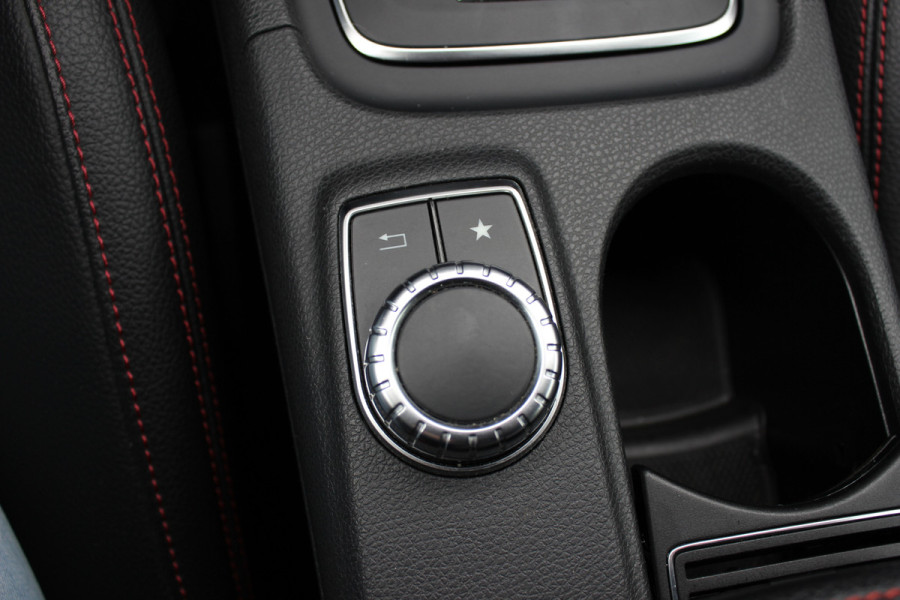 Mercedes-Benz A-Klasse 180 Sport Edition AMG / Camera / Navigatie / Leder&Alcantara / 18'' / Stoelverwarming / Cruise Control