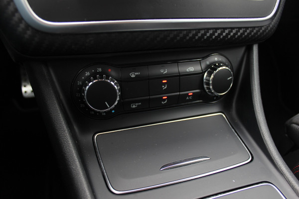 Mercedes-Benz A-Klasse 180 Sport Edition AMG / Camera / Navigatie / Leder&Alcantara / 18'' / Stoelverwarming / Cruise Control