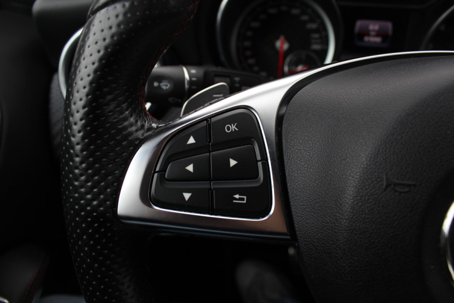 Mercedes-Benz A-Klasse 180 Sport Edition AMG / Camera / Navigatie / Leder&Alcantara / 18'' / Stoelverwarming / Cruise Control
