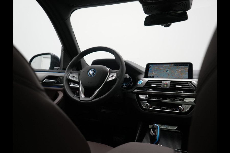 BMW iX3 High Executive 80 kWh 286pk Dealer O.H | Panodak | Head Up | Adaptive Cruise | 360 Camera | Harman / Kardon | Lederen Sportstoelen Memory & Verwarmd | Keyless | Apple Carplay | Blis | Sfeerverlichting | DAB | Navigatie | 20"L.M |