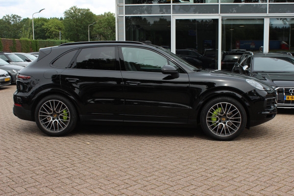 Porsche Cayenne 3.0 E-Hybrid / Panoramadak / Camera / Head-up / Leder / 21'' / Luchtvering / Bose / Sportuitlaat / Sportchrono / Stuur+Stoelverwamring / Dodehoek / DAB / ACC