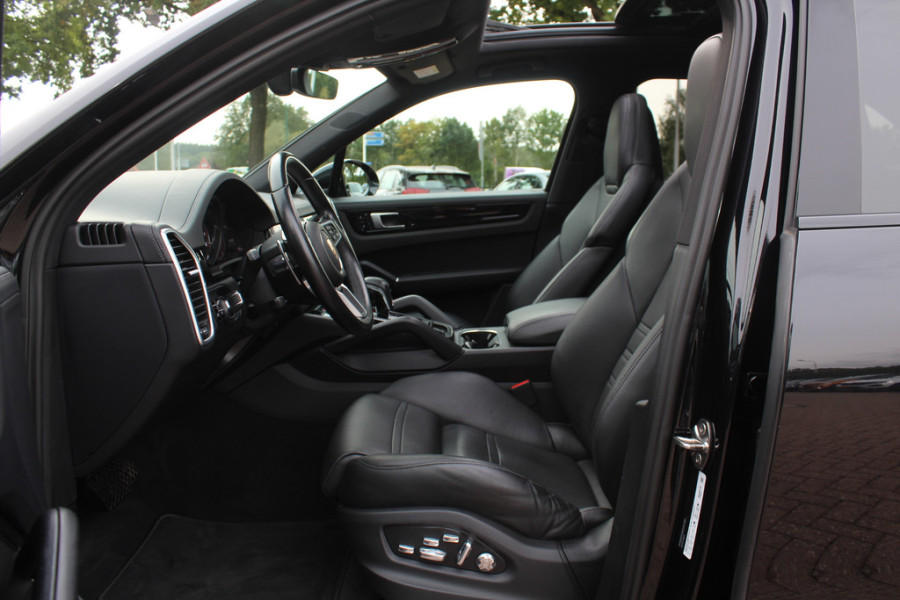 Porsche Cayenne 3.0 E-Hybrid / Panoramadak / Camera / Head-up / Leder / 21'' / Luchtvering / Bose / Sportuitlaat / Sportchrono / Stuur+Stoelverwamring / Dodehoek / DAB / ACC