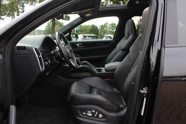 Porsche Cayenne 3.0 E-Hybrid / Panoramadak / Camera / Head-up / Leder / 21'' / Luchtvering / Bose / Sportuitlaat / Sportchrono / Stuur+Stoelverwamring / Dodehoek / DAB / ACC