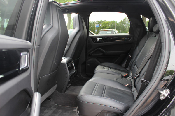 Porsche Cayenne 3.0 E-Hybrid / Panoramadak / Camera / Head-up / Leder / 21'' / Luchtvering / Bose / Sportuitlaat / Sportchrono / Stuur+Stoelverwamring / Dodehoek / DAB / ACC