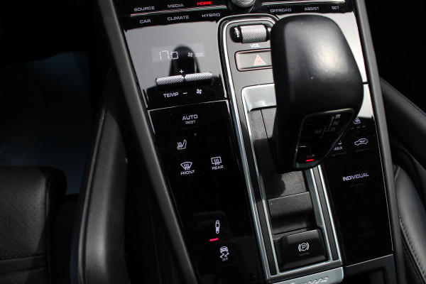 Porsche Cayenne 3.0 E-Hybrid / Panoramadak / Camera / Head-up / Leder / 21'' / Luchtvering / Bose / Sportuitlaat / Sportchrono / Stuur+Stoelverwamring / Dodehoek / DAB / ACC