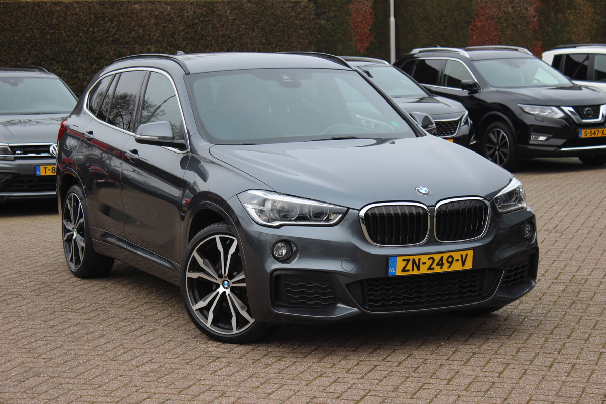 BMW X1 sDrive18i Executive Ed. M Sport / Trekhaak / Camera / Head-up / Alcantara / Navigatie / Sportstoelen / Getint glas / Cruise Control