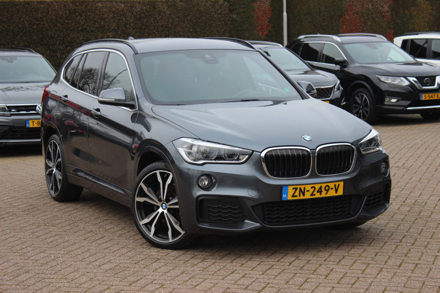 BMW X1 sDrive18i Executive Ed. M Sport / Trekhaak / Camera / Head-up / Alcantara / Navigatie / Sportstoelen / Getint glas / Cruise Control