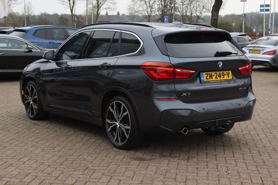BMW X1 sDrive18i Executive Ed. M Sport / Trekhaak / Camera / Head-up / Alcantara / Navigatie / Sportstoelen / Getint glas / Cruise Control