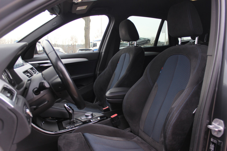 BMW X1 sDrive18i Executive Ed. M Sport / Trekhaak / Camera / Head-up / Alcantara / Navigatie / Sportstoelen / Getint glas / Cruise Control