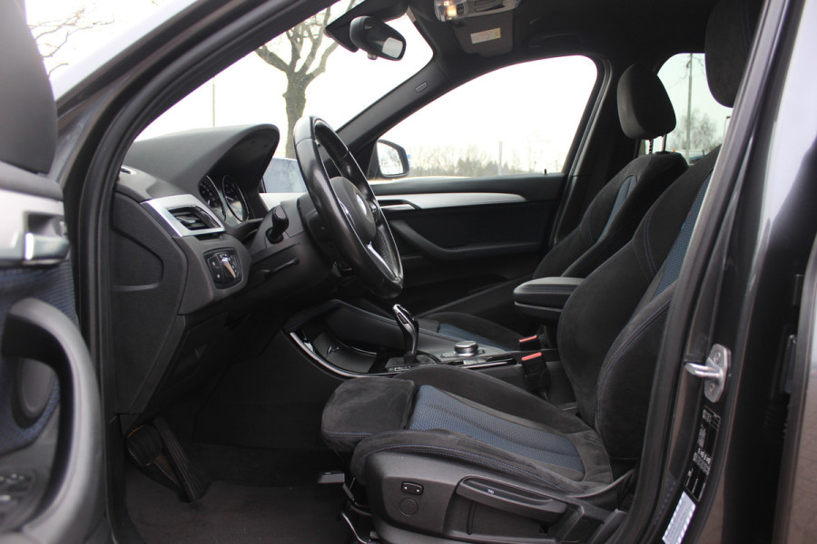 BMW X1 sDrive18i Executive Ed. M Sport / Trekhaak / Camera / Head-up / Alcantara / Navigatie / Sportstoelen / Getint glas / Cruise Control