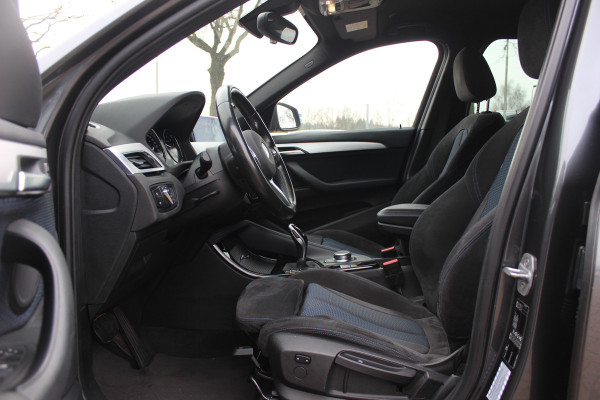 BMW X1 sDrive18i Executive Ed. M Sport / Trekhaak / Camera / Head-up / Alcantara / Navigatie / Sportstoelen / Getint glas / Cruise Control