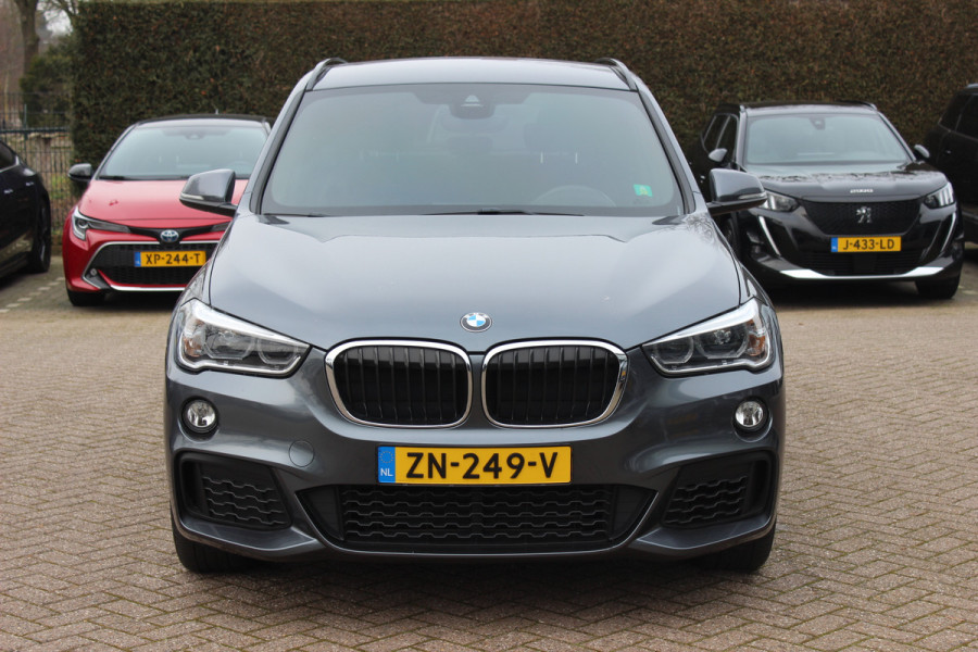 BMW X1 sDrive18i Executive Ed. M Sport / Trekhaak / Camera / Head-up / Alcantara / Navigatie / Sportstoelen / Getint glas / Cruise Control