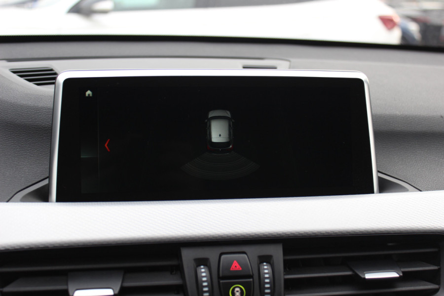 BMW X1 sDrive18i Executive Ed. M Sport / Trekhaak / Camera / Head-up / Alcantara / Navigatie / Sportstoelen / Getint glas / Cruise Control