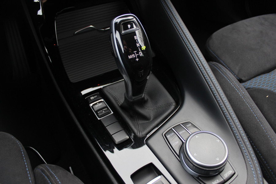BMW X1 sDrive18i Executive Ed. M Sport / Trekhaak / Camera / Head-up / Alcantara / Navigatie / Sportstoelen / Getint glas / Cruise Control