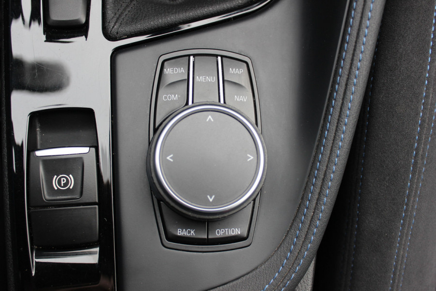 BMW X1 sDrive18i Executive Ed. M Sport / Trekhaak / Camera / Head-up / Alcantara / Navigatie / Sportstoelen / Getint glas / Cruise Control