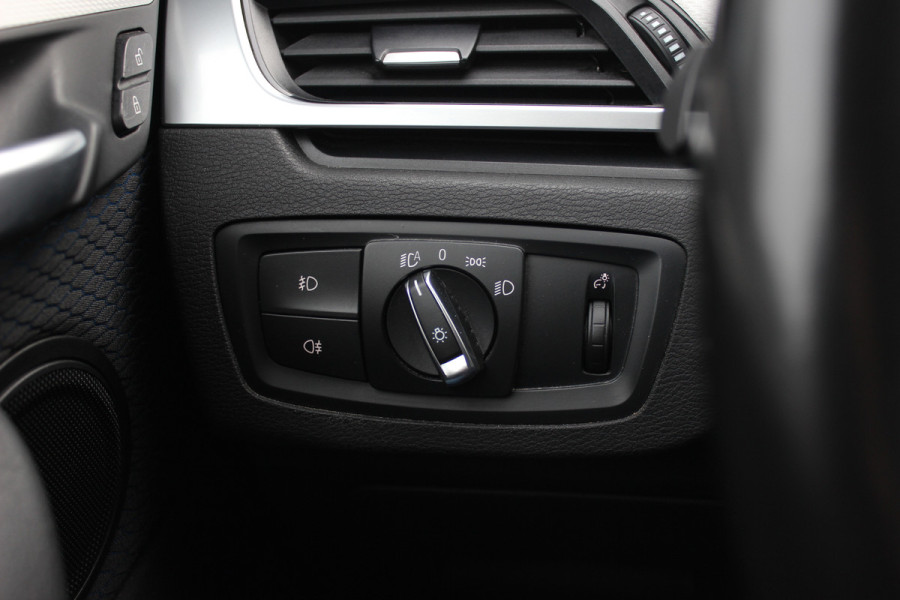 BMW X1 sDrive18i Executive Ed. M Sport / Trekhaak / Camera / Head-up / Alcantara / Navigatie / Sportstoelen / Getint glas / Cruise Control