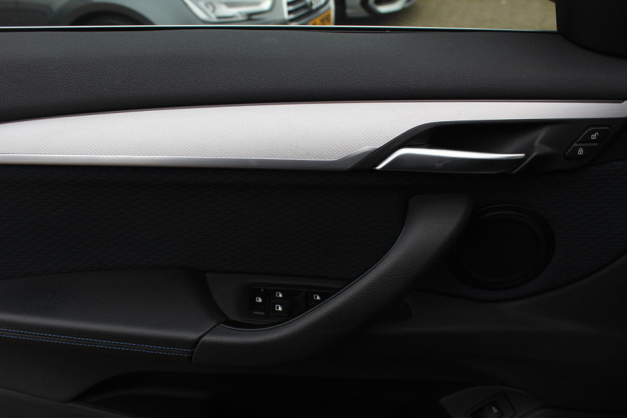 BMW X1 sDrive18i Executive Ed. M Sport / Trekhaak / Camera / Head-up / Alcantara / Navigatie / Sportstoelen / Getint glas / Cruise Control