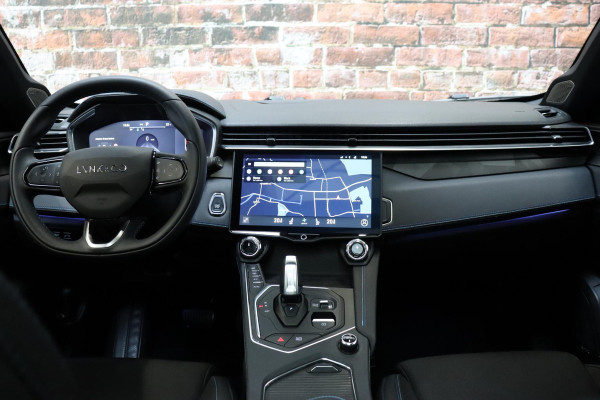 Lynk & Co 01 1.5 Automaat / SoH 95% / Zwarte Hemelbekleding / Panoramadak / LED koplampen / Lichtmetalen velgen 20" / Navigatiesysteem Full Map / Parkeer Assistent / Rijstrooksensor met correctie / Rondomzicht Camera / Digitaal Instrumentenpaneel / Stoelverwarming / Premium Audio / Trekhaak
