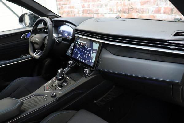Lynk & Co 01 1.5 Automaat / SoH 95% / Zwarte Hemelbekleding / Panoramadak / LED koplampen / Lichtmetalen velgen 20" / Navigatiesysteem Full Map / Parkeer Assistent / Rijstrooksensor met correctie / Rondomzicht Camera / Digitaal Instrumentenpaneel / Stoelverwarming / Premium Audio / Trekhaak